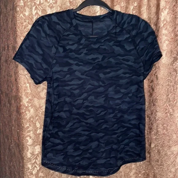 NWOT LULULEMON Navy Camouflage T-Shirt. Size small. - Picture 1 of 3